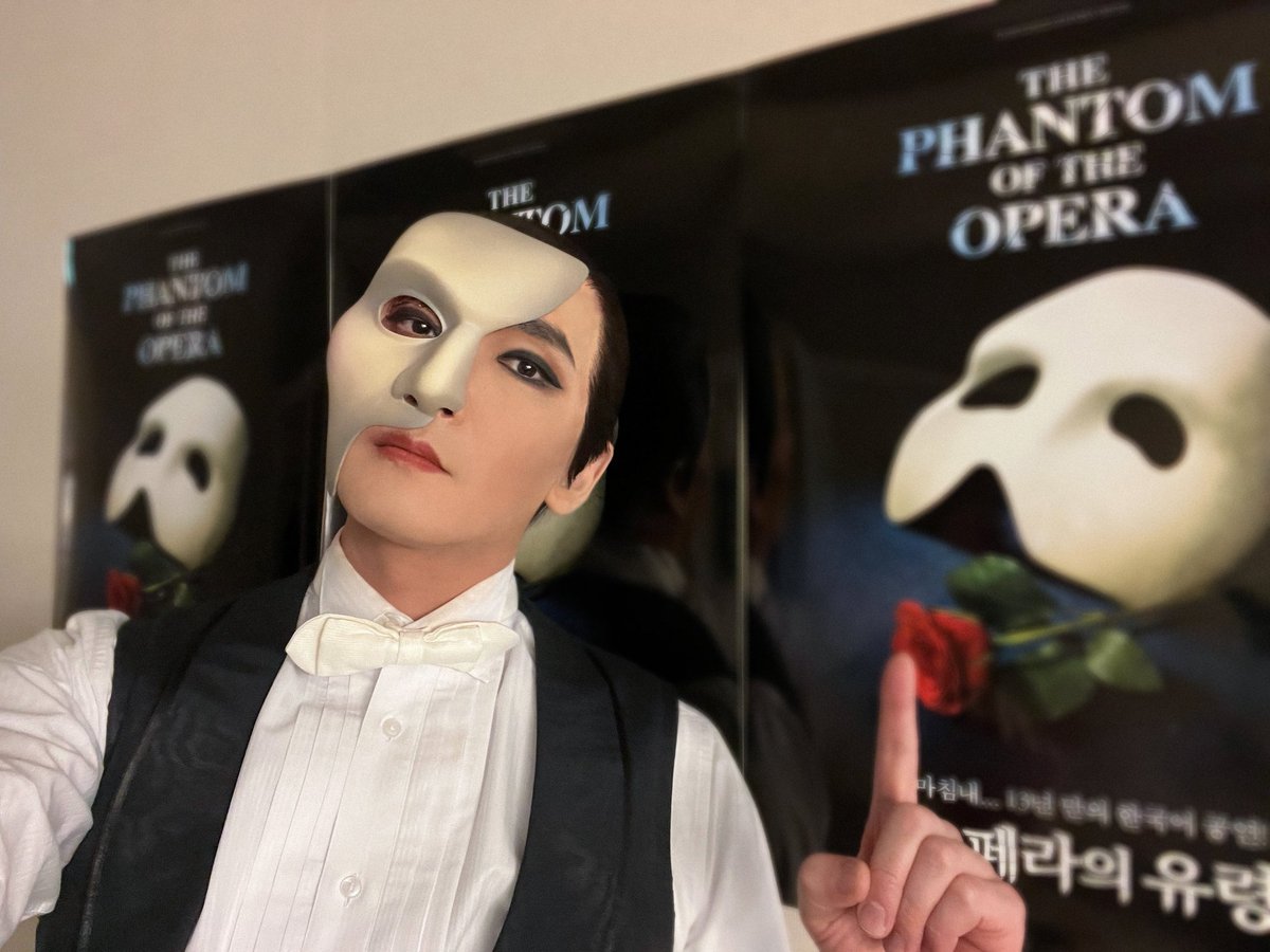 [#조승우 #CHOSEUNGWOO]
<The Phantom of the Opera> in Seoul begins from today 👻✨️

Please support and give your love to Seungwoo as always 🖤

마침내 서울을 찾아온 🛶 승우 배우 표 <오페라의 유령>❕️
바로 오늘부터 서울 샤롯데씨어터에서 만날 수 있으니 많은 사랑 부탁드려요 👻✨️
