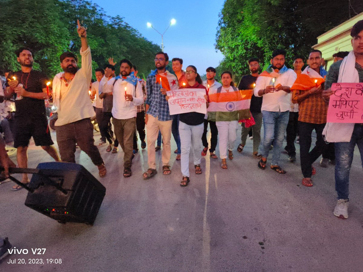 NSUI_BHU's tweet photo. #Manipur में महिलाओं को निर्वस्त्र घुमाने और गैंगरेप के खिलाफ @NSUI_BHU ने कैंडल मार्च निकाल कर सभा के माध्यम से प्रतिरोध दर्ज कराया और राष्ट्रपति से सरकार को बर्खास्त करने और मणिपुर में पिछले महीनों आदिवासी महिलाओं से बर्बरता पर उच्चस्तरीय फैक्ट फाइंडिंग कमेटी बनाने की मांग की। https://t.co/DpDImUY9n3