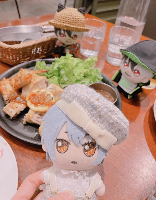 皿いっぱいの草が来て椅子から転げ落ちたブラくんだったけど分厚いピザとチキンに興奮してました!よかったねブラくん 