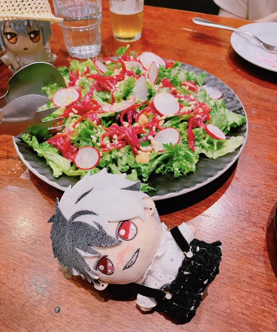 皿いっぱいの草が来て椅子から転げ落ちたブラくんだったけど分厚いピザとチキンに興奮してました!よかったねブラくん 