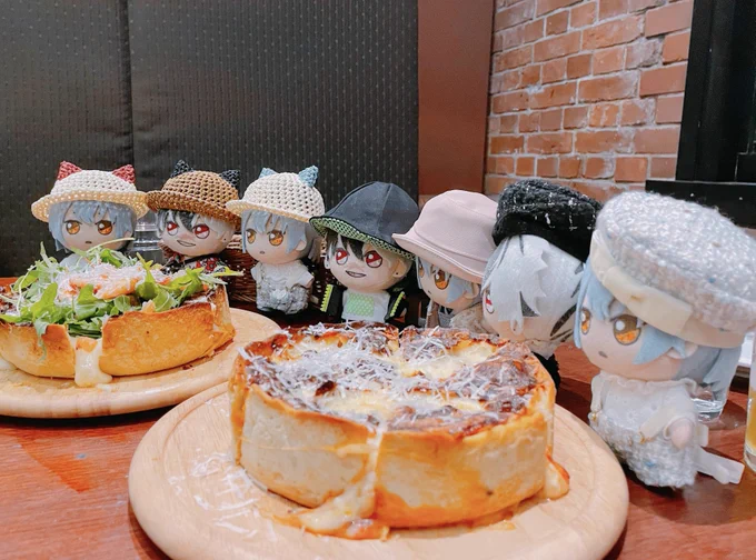 皿いっぱいの草が来て椅子から転げ落ちたブラくんだったけど分厚いピザとチキンに興奮してました!よかったねブラくん 