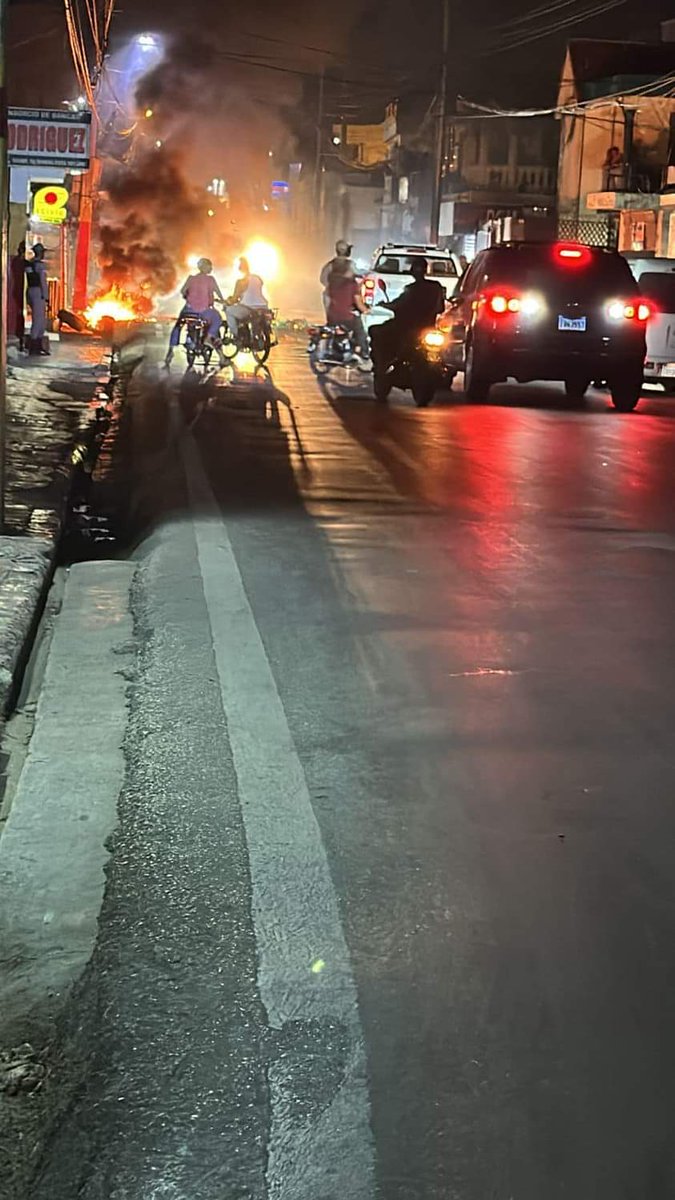 sjisets's tweet photo. @raquelarbaje @luisabinader @nuriapiera @AliciaOrtegah @BTolentinoRD estas fotos son el resultado de lo mal que está nuestra sociedad, mi familia a raíz de la caída del puente Yauya después de la tormenta FIONA en la Otra Banda Provincia la Altagracia cedió el paso para un desvio https://t.co/ceCByW3v8a