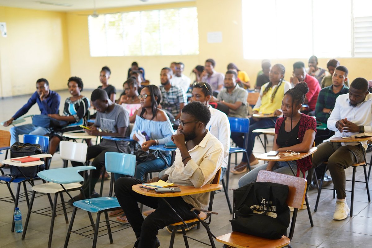 [1/2]
Causerie des étudiants en communication à la FASCH. Merci d'avoir contribué à cette réussite! Constitution du 1er panel modéré par <a href="/iambelliard/">Beauvary Belliard</a>: Leila Joseph  et Shonly Bonel Laguerre.