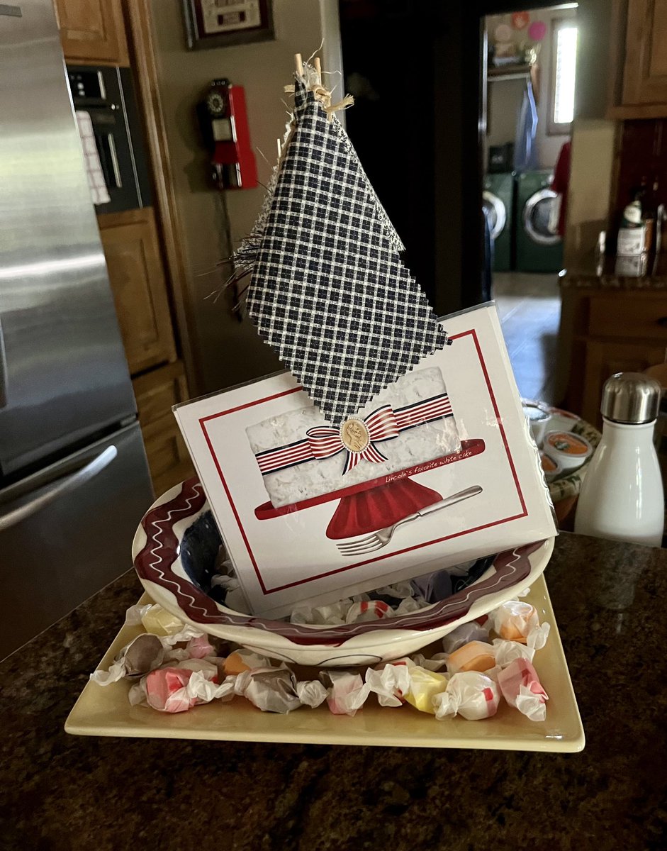 ANurseWarrior's tweet image. …you take a "humble position" (Philippians 2:7 NLT), just as Jesus did, you have the "same attitude" (2:5 NLT), which allows you to humbly live, love and help others. #WearItWell &amp;amp; #AtAllTimes❤️

#ANWadvocatingforhealthyliveshomesandworkenvironments