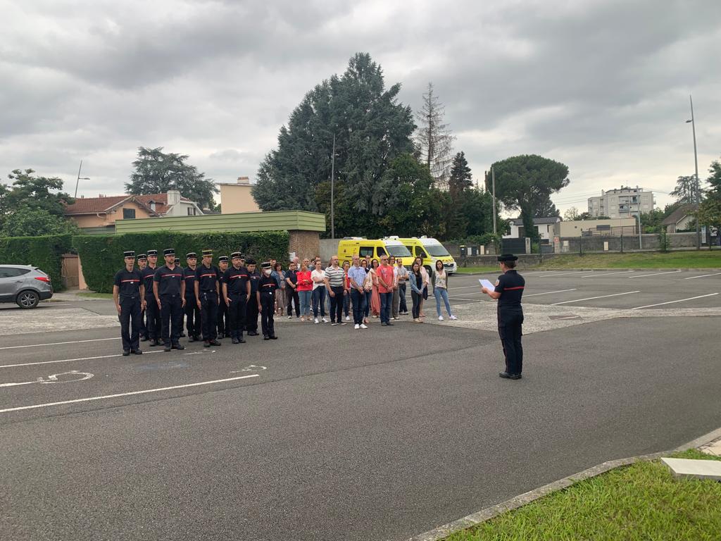 ⚫ [Hommage]

En #hommage au sapeur 1re classe Manon LABARRE, décédée en service commandé le 15 juillet 2023, une minute de silence a été observée à la direction départementale du #SDIS64 ce jour.

#RIP

<a href="/SDIS_18/">SDIS18</a>