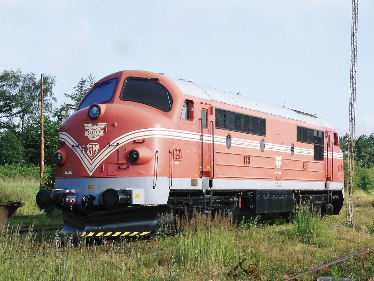 AndreasWiede's tweet photo. #Padborg 🇩🇰 yard used to be a place (or still is a place) where a number of round-nosed #Nohab|s had been stored. Pictured here, on a photo I’ve taken in July 2006, is former #DSB MX 1030, named “Ellen”. The six-axle class MX diesels were built in the early 1960s.
#PastTrainTrips https://t.co/ifQaixVjgP