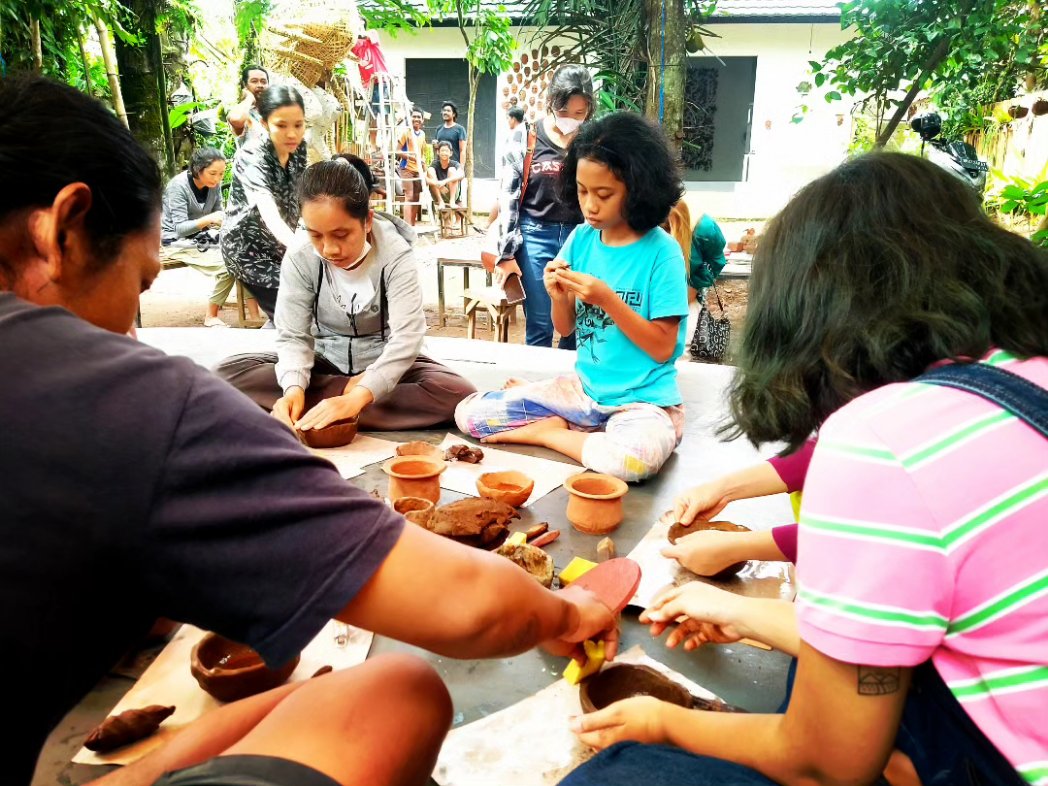 Kami sekeluarga bersama beberapa teman (teman baru juga), pergi main tanah ke Sibang. Perginya sih gak sama-sama. tapi kami sama-sama pergi, janjian ketemu di sana.

Main tanah ini candu.  Empat jam bergelut dengan tanah dan cerita-cerita di antaranya.