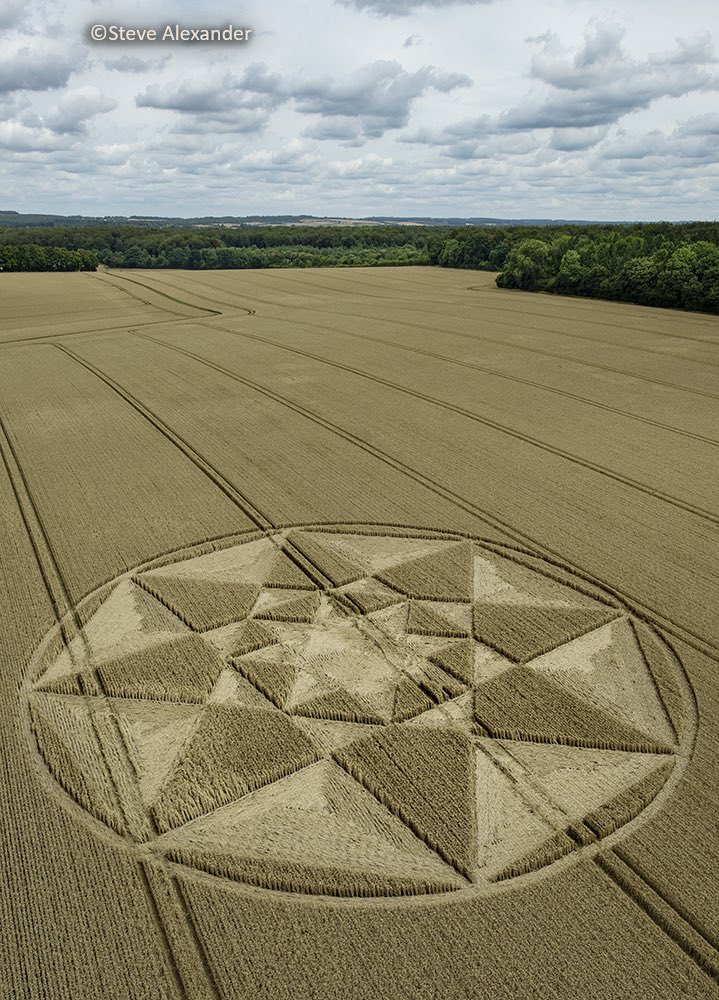 Karenalexphi's tweet photo. A coupe of photos from our last flight. This one is a beauty ♥️ Location: Micheldever in Andover. 
#ufotwitter #cropcircles https://t.co/qLF1Ntf7sP