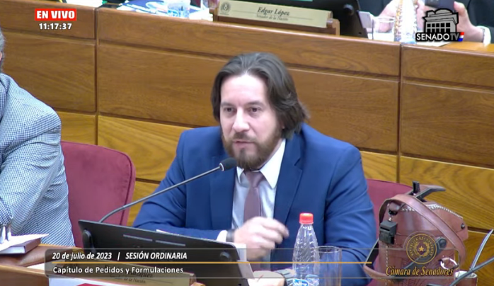 Literalmente Antonio Velázquez le destrozó a <a href="/bachinunezpy/">Bachi Nuñez</a> y le dejó en ridículo con la altura que debe tener un senador. Si te digo que le destrozó no te estoy mintiendo.