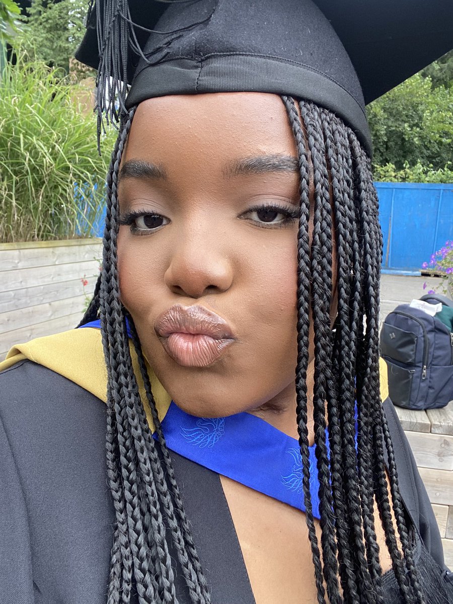 ndinelagoqueen's tweet photo. I GRADUATED😭 https://t.co/r9NdKWLUZw