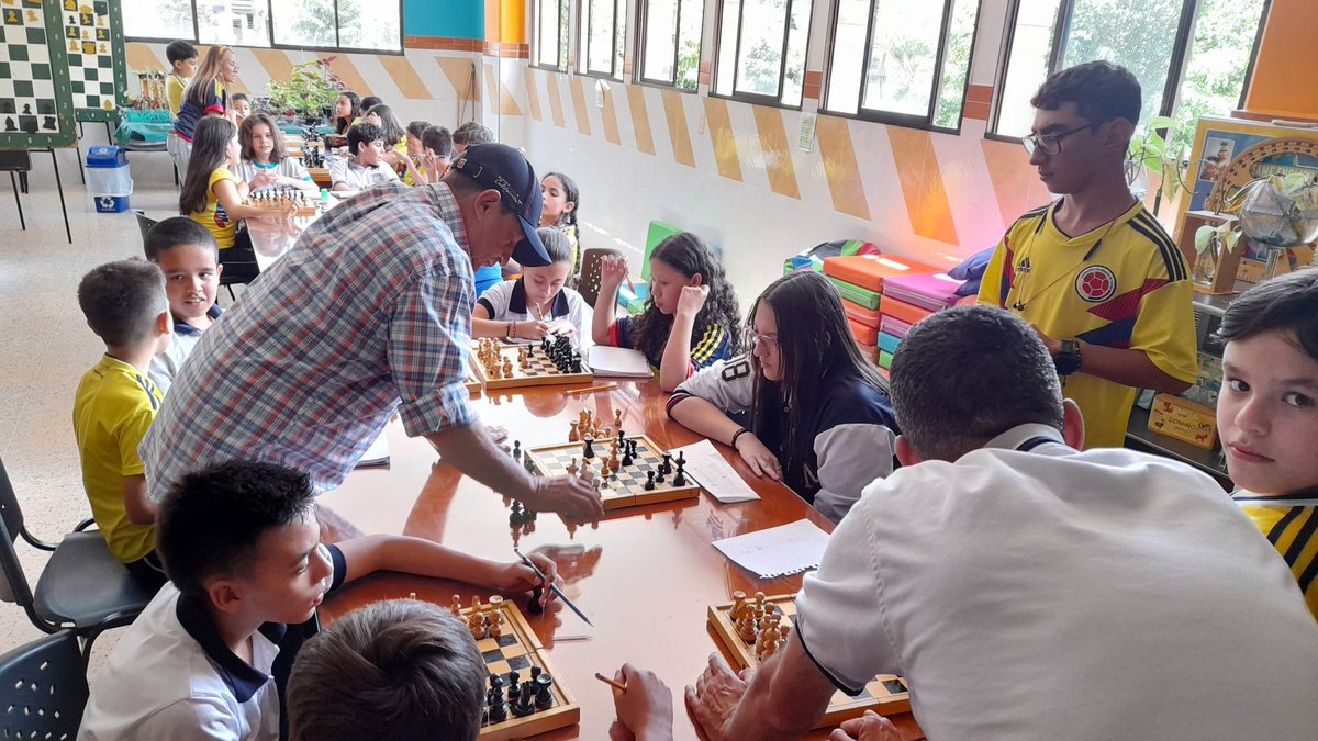 Celebramos el día mundial del Ajedrez con simultáneas, entre el Maestro de Ajedrez y doctor Juan Cancio Arcila y estudiantes de primaria y bachillerato.