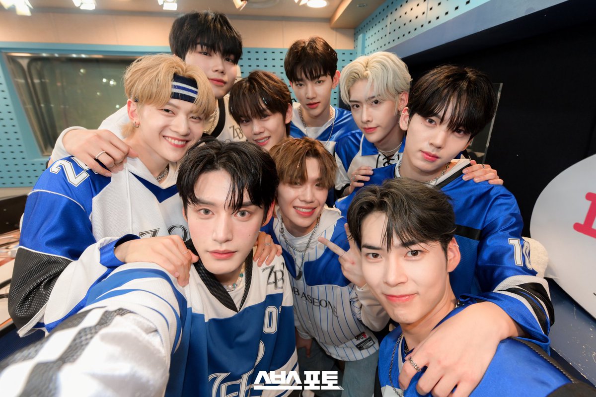 hanujiny's tweet photo. Pertama kalinya berswafoto dengan member grup kami! cisss . . ! 📸🤍 https://t.co/kLL3XuHY2n