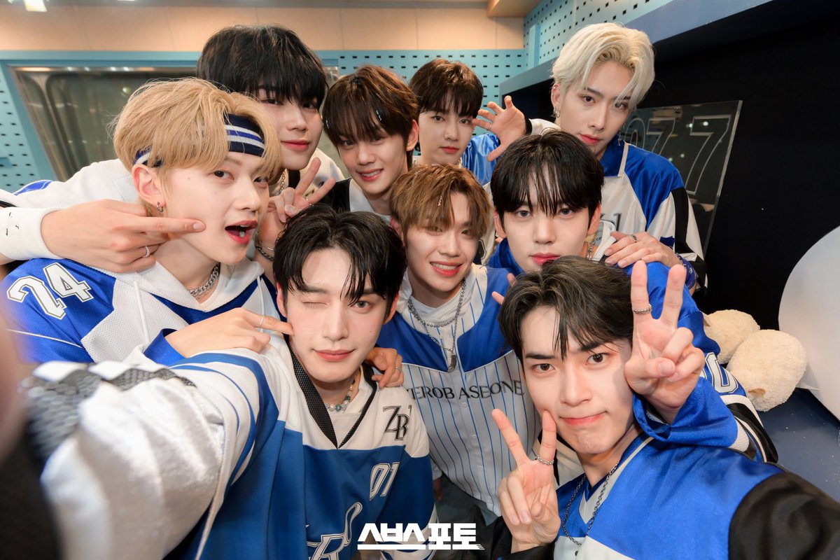 hanujiny's tweet photo. Pertama kalinya berswafoto dengan member grup kami! cisss . . ! 📸🤍 https://t.co/kLL3XuHY2n