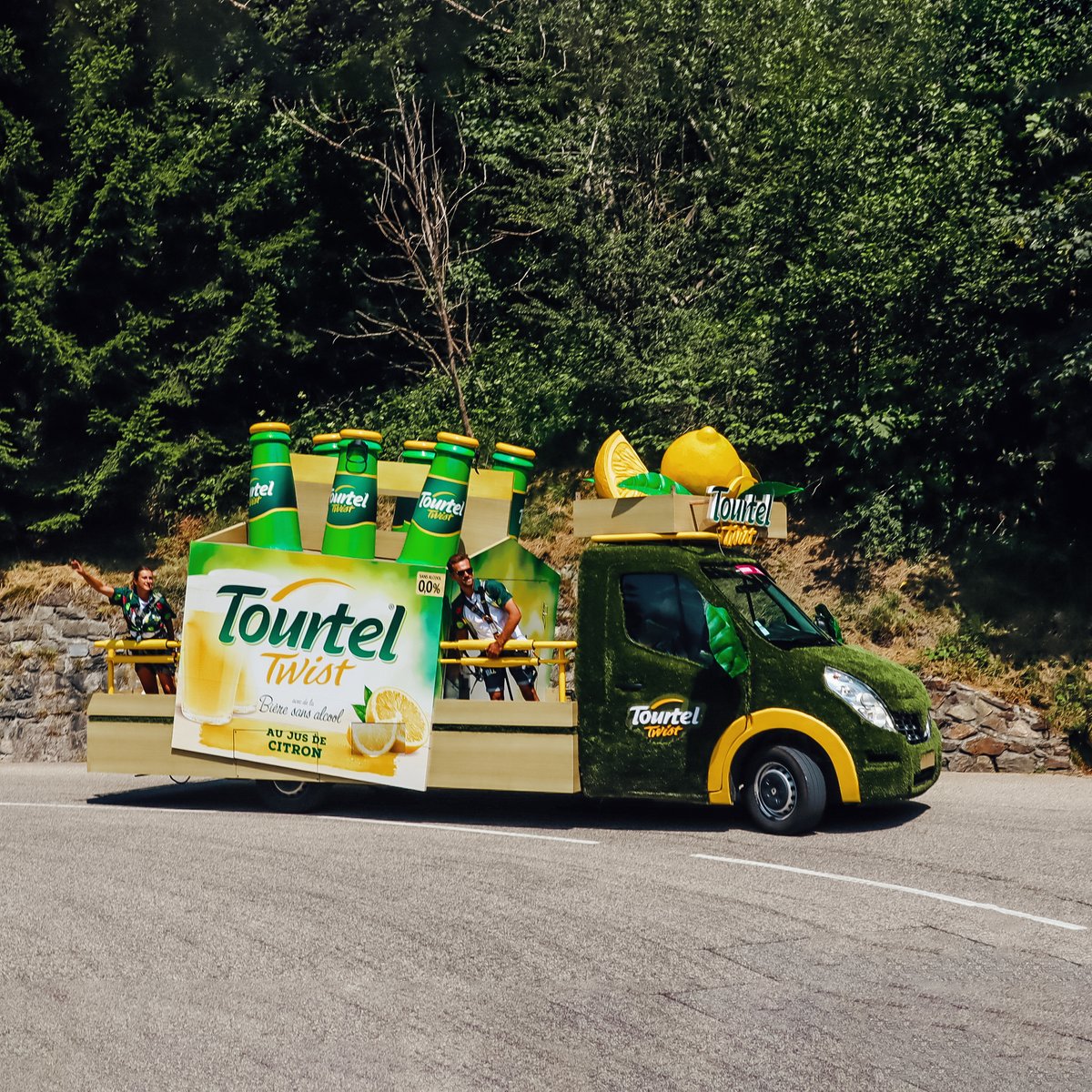 Tour de France™ (@letour) on Twitter photo 🥳 Dernière ligne droite pour la caravane Tourtel Twist qui se dirige fièrement vers les Champs-Elysées 🍋
#TDF2023 🥳 Dernière ligne droite pour la caravane Tourtel Twist qui se dirige fièrement vers les Champs-Elysées 🍋
#TDF2023