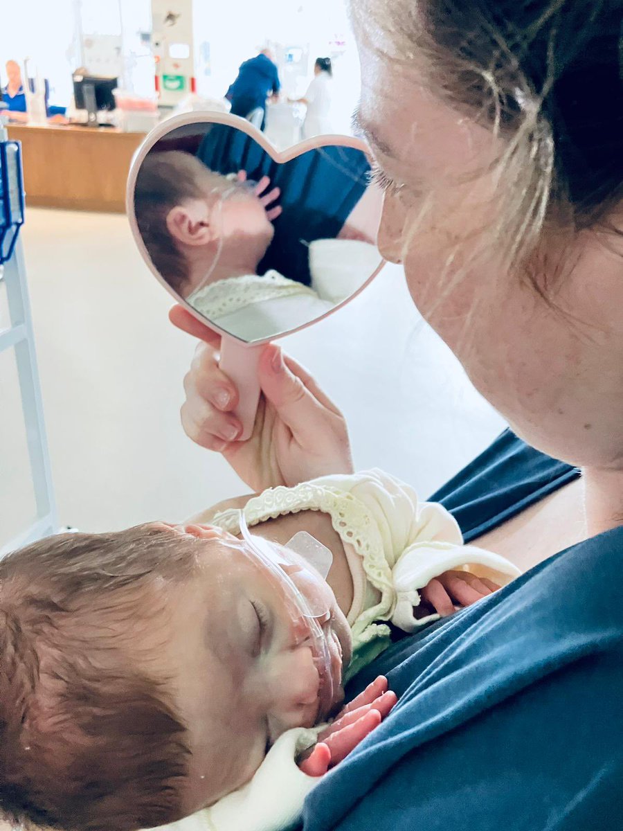 So lucky to be gifted a bundle of goodies from the family of an ex-NICU babe - thanks Molly and her lovely family 👶🏼 Here are the skin-to-skin mirrors in action (📸 posted with consent) #nicu #kangaroocare #familyintegratedcare