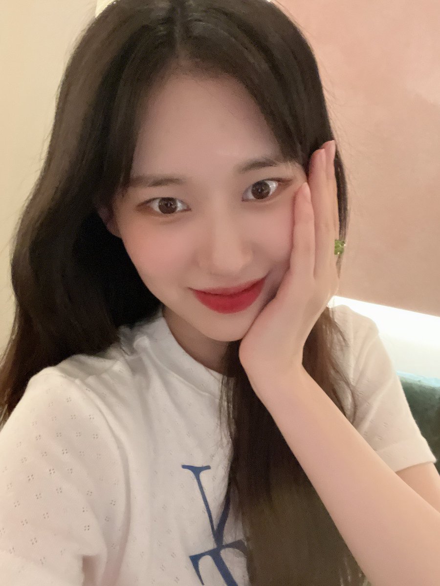 WekiMeki's tweet photo. 키링~ 오늘 생일 축하해 주셔서 너무너무 고마워요❤️ 키링들 덕분에 행복한 하루 보냈어요🤭 요즘 날씨가 너무 더운데 다들 건강 잘 챙기세요~~🙌🏻 키링 최고🫶🏻
#엘리 https://t.co/rrJTKubEXR