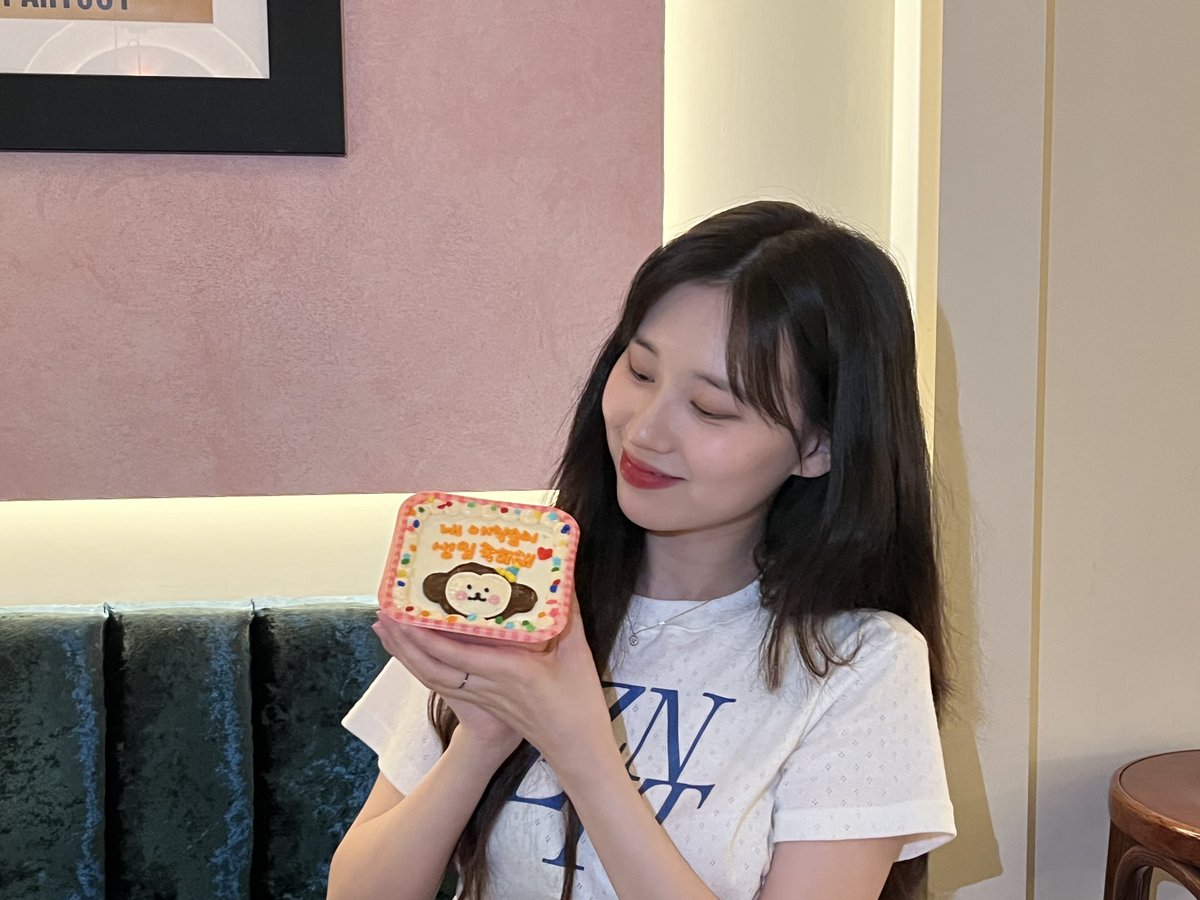 WekiMeki's tweet photo. 키링~ 오늘 생일 축하해 주셔서 너무너무 고마워요❤️ 키링들 덕분에 행복한 하루 보냈어요🤭 요즘 날씨가 너무 더운데 다들 건강 잘 챙기세요~~🙌🏻 키링 최고🫶🏻
#엘리 https://t.co/rrJTKubEXR