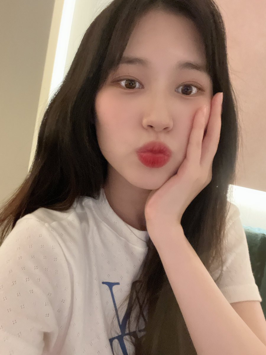 WekiMeki's tweet photo. 키링~ 오늘 생일 축하해 주셔서 너무너무 고마워요❤️ 키링들 덕분에 행복한 하루 보냈어요🤭 요즘 날씨가 너무 더운데 다들 건강 잘 챙기세요~~🙌🏻 키링 최고🫶🏻
#엘리 https://t.co/rrJTKubEXR