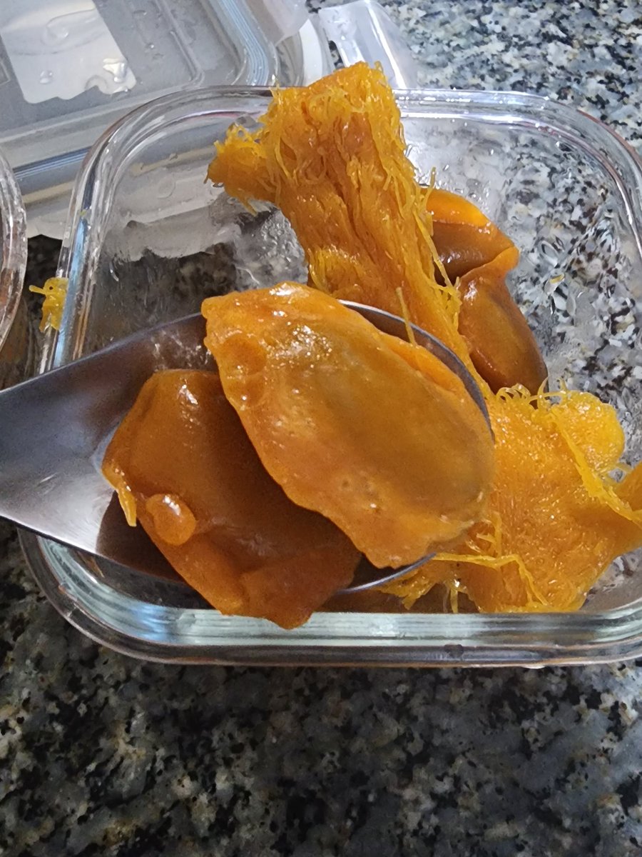 พวกมึงงงงง กูได้กินเม็ดขนุม ฝอยทอง ของ <a href="/rossukonkitchen/">ครัวรสสุคนธ์ #Nunew</a> แล้วโว๊ยยยยย รสชาติอร่อยจริงๆ ขนาดเม็ดใหญ่แล้วอร่อยด้วย ไม่หวานมาก แต่ถ้ากินมากๆก็ตัดขานะ อร่อยสมการรอคอยมากๆ นานแค่ไหนอยากถาม ไม่ต่ำกว่า 2-3 ปี เป็นบุญปากแล้ว ถ้าเค้าเปิดขายต้องรีบจองนะเดี๋ยวอดกิน