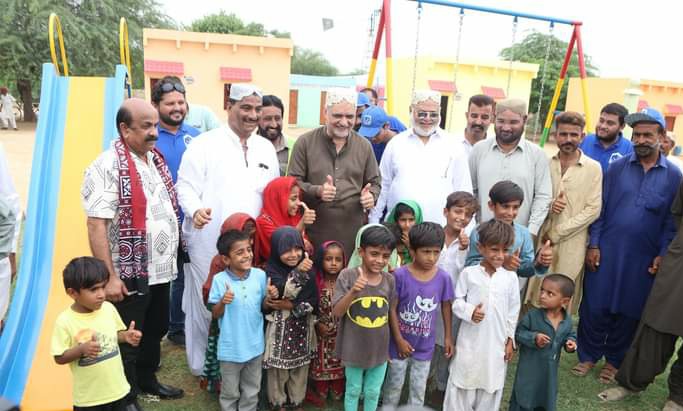 JIwomenKarachi's tweet photo. الخدمت ماڈل ولیج 🏠
حافظ نعیم الرحمن جماعت اسلامی الخدمت کے تحت 2022کے سیلاب زدگان کے لیے گوٹھ امام بخش گوندربولاڑی گڈاپ ٹاؤن ملیر میں قائم الخدمت ماڈل ولیج کا افتتاح کررہےہیں۔ https://t.co/mC7mtYxdBy