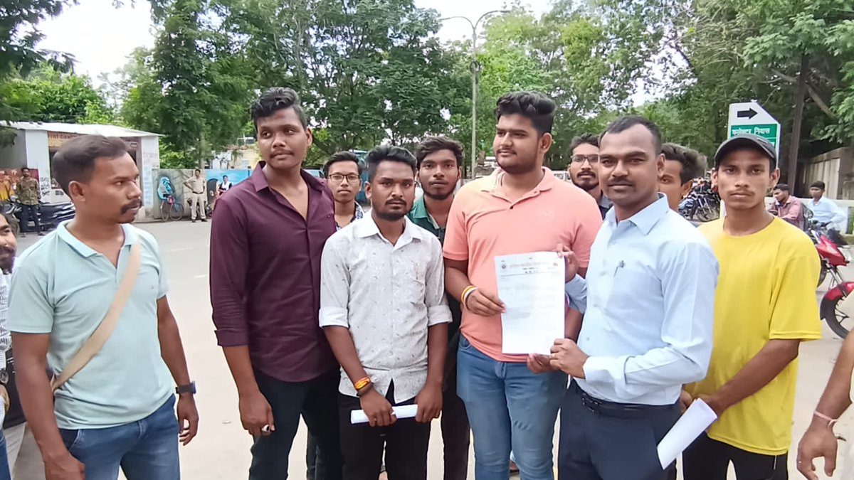 abvp_korba's tweet photo. अखिल भारतीय विद्यार्थी परिषद कोरबा द्वारा फर्जी जाती प्रमाण पत्र बनवाकर ST SC के अधिकार हनन कर नौकरी लगाने वाले मामले मे विरोध प्रदर्शन कर राज्यपाल के नाम ज्ञापन सौंपा गया https://t.co/gSE2sNXi27