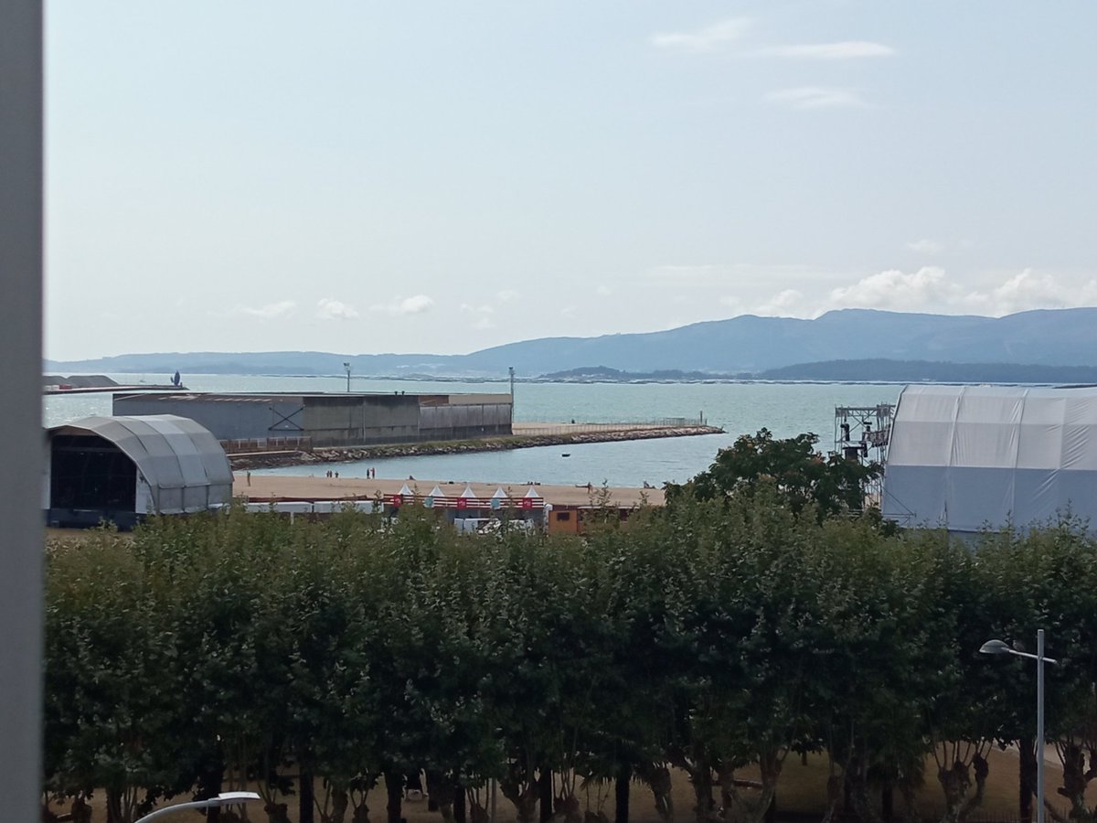 abogadacastrom's tweet photo. Hoxe comenza #Atlanticfest diante da casa no chan da #PraiadaConcha en #vilagarciadearousa na beira da #RíadeArousa. Vistas dende as alturas de balde🙃 https://t.co/AENdYpVJjO