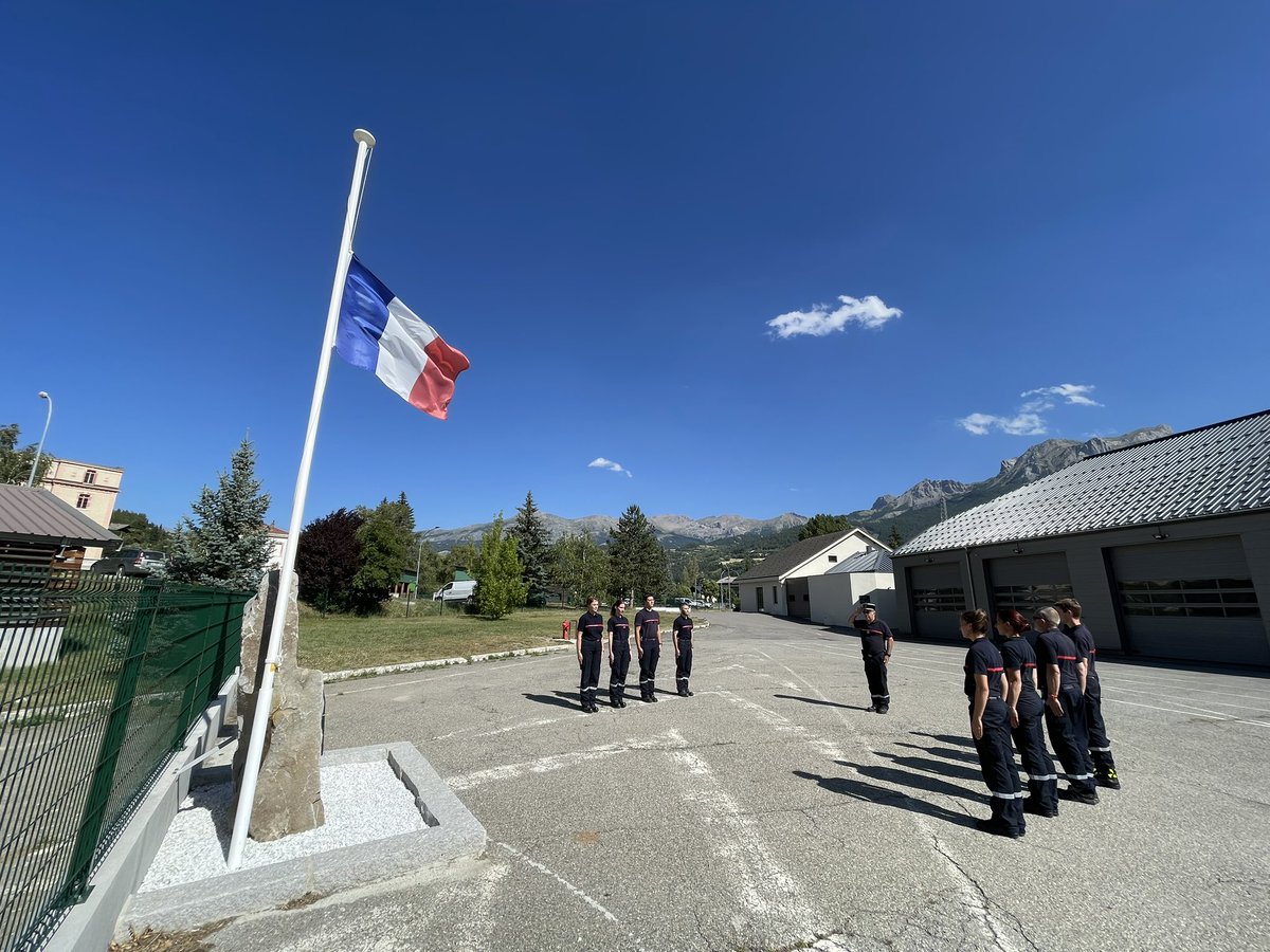 PompiersBCO's tweet photo. Hommage 🇫🇷◾️

En présence du chef de centre et de son adjoint, l’équipe de garde a rendu un hommage à la Caporale  Manon Labarre, sapeur-pompier volontaire du @SDIS_18 décédée en service commandé.

@Pompiers04 https://t.co/GYNlo4uPPH