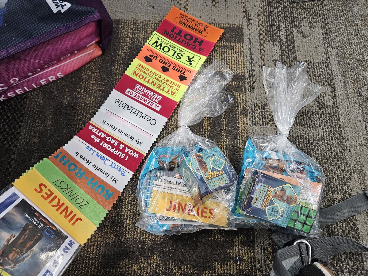 hellokittiecon's tweet photo. Alright Meddling Kids!
I'm still in the limited signing line outside Ballroom 20....waiting.... #ScoobyDoo #LOOTDROP Say โThereโs a very logical explanation for all this.โ and get one of these #swagbags #queuecon https://t.co/993ZDwE4ED