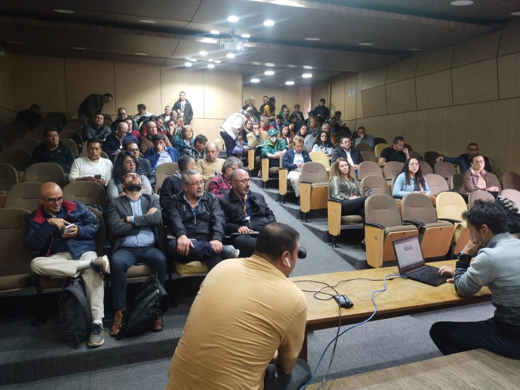 JManuelFlorezP's tweet photo. Hemos sostenido reuniones en todas las sedes de nuestra @udistrital socializando los avances de la #ReformaUD
Ayer estuvimos en @FamarenaUD escuchando a nuestras/os docentes para que el resultado sea de construcción colectiva. https://t.co/9DhEMESM7n