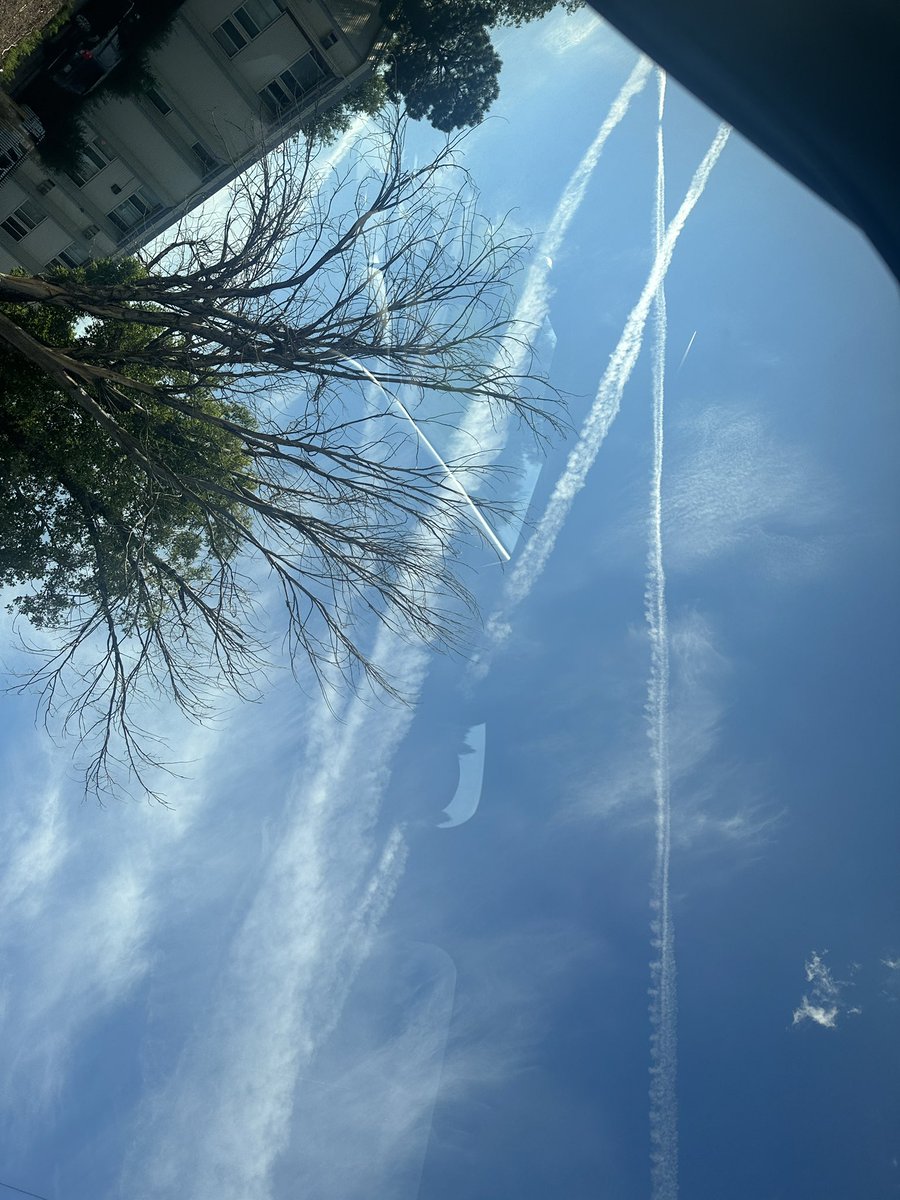NULOOKREFINISH's tweet photo. Uber driver just explained globL warming to me as I’m taking these pics overhead 
#RFB #richiefromboston #gretathunberg https://t.co/GPsVUsmmfA