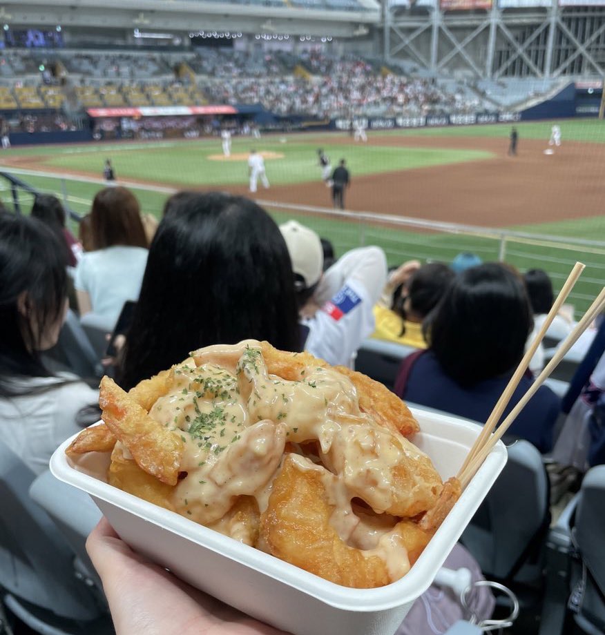 아니제발 다들
고척돔갈때 밖에서 마라샹궈 포장해서
안에서 파는 크림새우랑 같이 먹어달라고..
한입먹는순간 이것들이 야구를하던지말던지