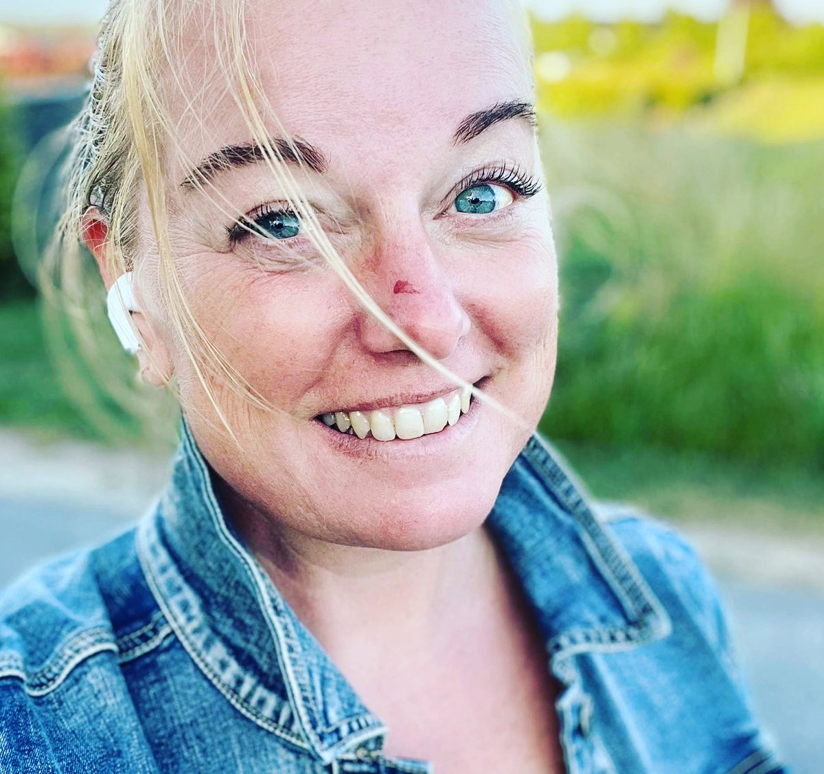 AarhusGinger's tweet photo. Kære netværk. 

Nogle gange går livet ikke som vi forventer, og nogle gange må vi skifte kurs, selvom det ikke var det vi havde planlagt. 

Jeg er nået til sådan et sted i livet. Jeg er, igen, eneste voksne i husholdningen og har brug for en mere stabil indkomst, end det min egen virksomhed har kunne bringe mig. 

Jeg er åben for fastansættelse. Projektansættelse. Fuldtid. Deltid. 

Min erfaring er bred. Meget bred. Ren patchwork. Jeg går efter de jobs der er interessante og udviklende. Ikke dem der passer i en særlig skabelon. 

Jeg er en do’er. Verdensmester i at få ting til at ske. I at bruge mit netværk. I at tale med mennesker og få dem til at føle sig godt tilpas. Få dem til at slappe af og give lidt ekstra. 

Jeg kender alle tricks i salgsbogen. Trapper. Tragter. Indvendinger. Spørgeteknikker etc. Gule, grønne, blå og røde profiler. (Jeg er rød over gul btw) DISC (D over I) 

Jeg har rigtig godt styr på læring, onboarding, læringsportaler og udarbejdelse af disse. Jeg kan lave videoer. SoMe opslag. Planer. 

Jeg kan skabe overblik, struktur, lede og fordele. 

Først og fremmest er jeg god til det med mennesker og kommunikation. 

Lige nu er jeg i gang med en uddannelse til yogalærer hos AYogaStory på Samsø. Jeg fylder også min fritid med små kurser indenfor coaching. Bl.a. hos Henriette Søvind. Jeg elsker at udvikle mig, og blive klogere på mennesket. 

Jeg har brug for at kunne arbejde en del hjemmefra hver 2. uge pga min søn, som jeg har 7/7. Heldigvis har jeg jo været selvstændig de sidste 1,5 år, og har ikke behov for kontor og kollegaer hver dag, for at blive motiveret. 

Kan du se vi er et match? Eller kender du måske en der mangler mig? Så giv lyd! Jeg kan fanges på tlf. 52121111 eller linda@charning.dk. 

Og jep, jeg ved det er ferietid. Så forbered dig på, at se opslaget igen efter ferien 😜

Kh Linda