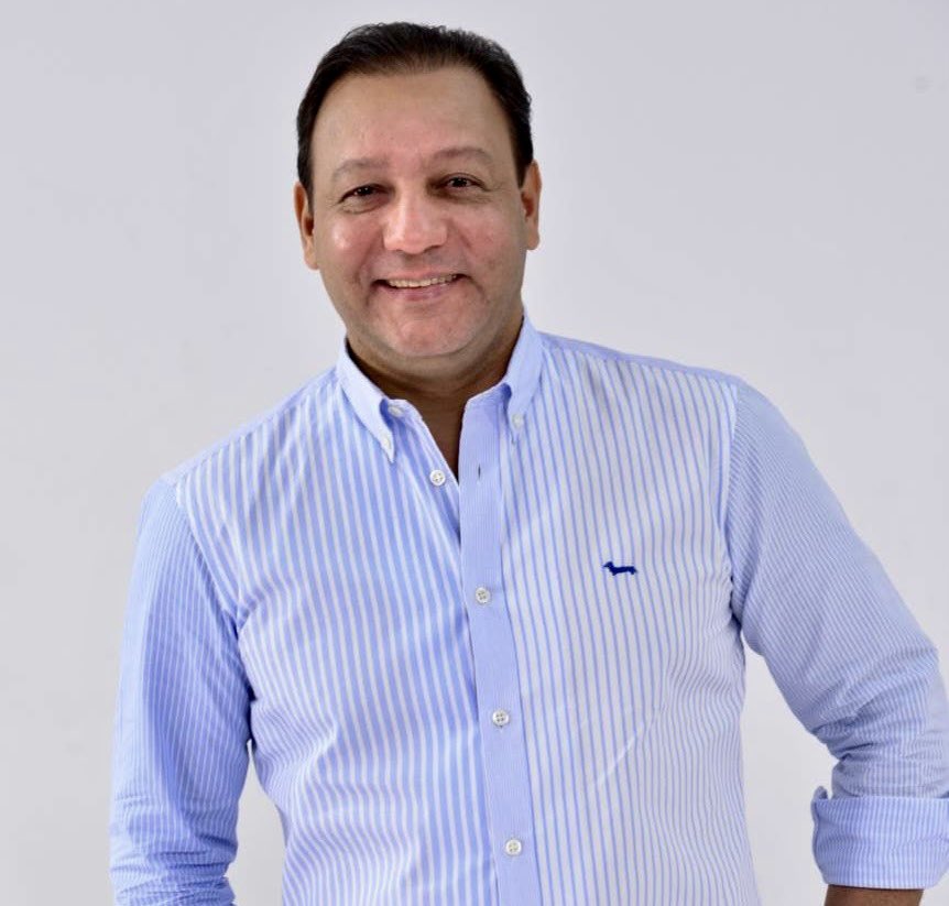 RodrigMarchena's tweet photo. *|Abel: “Los maestros mejor formados, con los mejores salarios e incentivos, serán los de República Dominicana”|*

En el 2024, tras asumir la Presidencia, el candidato presidencial del Partido de la Liberación Dominicana (PLD), Abel Martínez, llevará a cabo un estudio exhaustivo de las habilidades pedagógicas y de formación de los maestros dominicanos, para establecer un sistema de compensación, basado en competencias y logros.

El anuncio fue hecho por el líder de la oposición en un mensaje de Twitter en el que, además, destacó que la buena formación docente es fundamental “para la educación de nuestros hijos”. 

“En toda la región latinoamericana, los maestros mejor formados, con los mejores salarios e incentivos, serán los de República Dominicana”, proclamó el candidato presidencial del PLD.

Abel Martínez garantizó que a partir de agosto de 2024, su Gobierno ampliará la inversión en formación de maestros y aplicará incentivos sobre la base de la meritocracia. 

https://t.co/JURM2MGDX8

*PLD invirtió RD$7,942 millones en formación de maestros*

Durante los gobiernos del PLD (2012-2020), se invirtieron RD$7,942 millones en la capacitación de 96,048 docentes. Se formaron a 12,774 nuevos maestros y maestras.

Un maestro de básica en Jornada Escolar Extendida pasó a devengar salarios de hasta RD$55,424 con incentivos y uno de media, hasta RD$64,000 con incentivos.

También se evaluaron más de 84,200 docentes para comprobar su desempeño. Más de 41 mil profesores y profesoras fueron empleados de 2012 a 2020. Cada mes, el Estado desembolsaba RD$655 millones para más de 20,489 docentes jubilados y pensionados.

_En este único enlace puedes ir a las cuentas Twitter, Facebook, Instagram, y Tiktok, al canal YouTube y a Flickr para enterarte de mensajes, videos, fotos y publicaciones de la campaña de Abel Martínez, candidato presidencial del PLD:_
⭐️ https://t.co/MDXqeuT1K6

#AguantenQueFaltaPoco