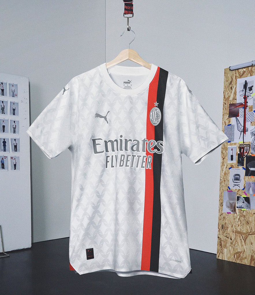 mantosstore_'s tweet photo. Minha nossa senhora olhem essa camisa reserva do Milan que sensacional 🤩 https://t.co/NcF8oXI1i2