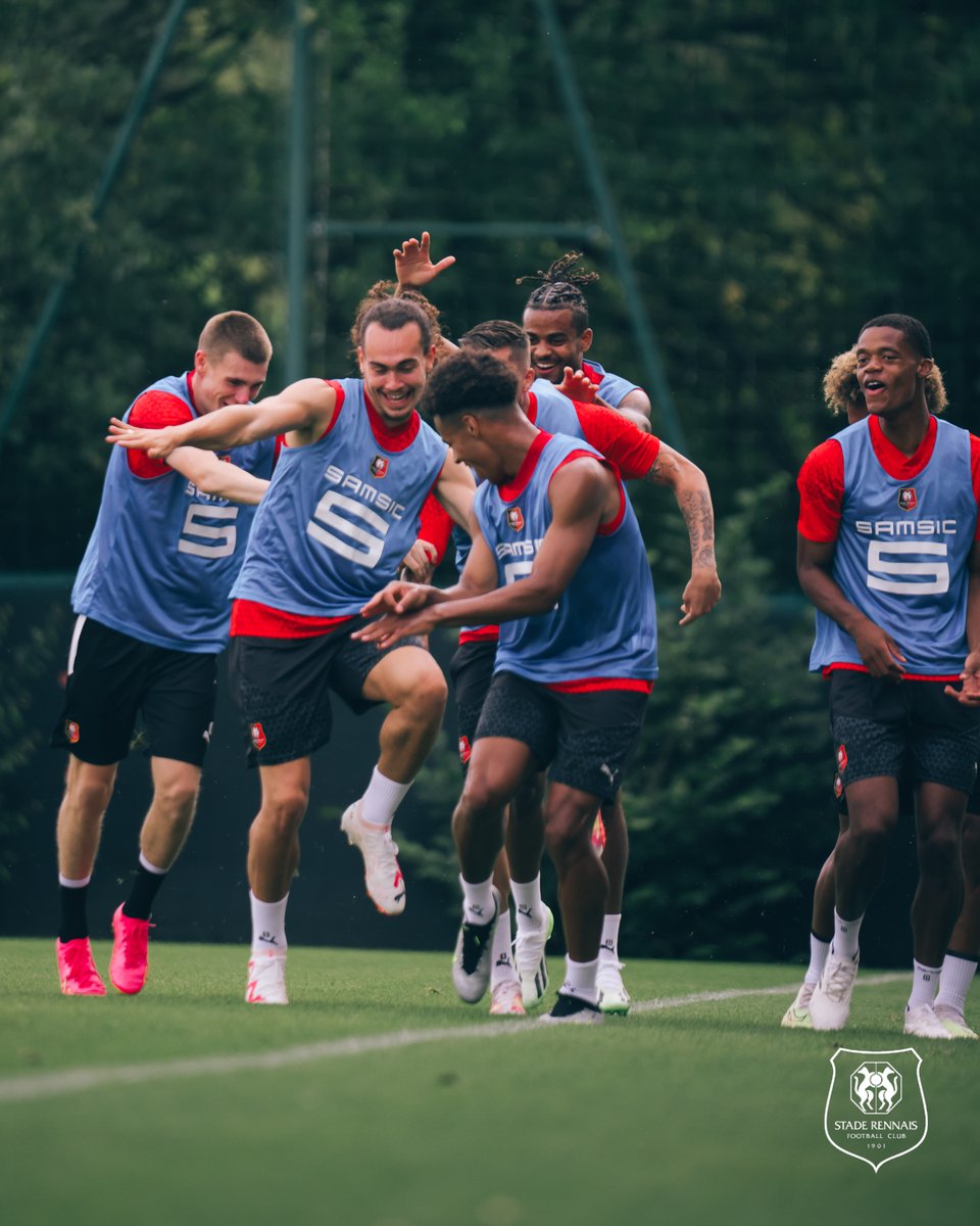 Désiré Doué et l'équipe bleue étaient en forme ce matin. 🔥

👀 Vous reconnaissez la danse ?