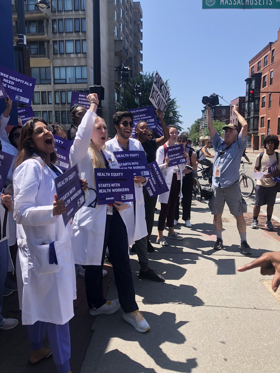 LizBreadon's tweet photo. Glad to join physicians advocating for themselves and their patients at Boston Medical Center today - huge turnout and energy! 

A fair wage for medical providers is essential to top notch healthcare in a diverse city that prides itself on its meds and eds. 🩺🥖🌹 https://t.co/AZCdlHRJIP