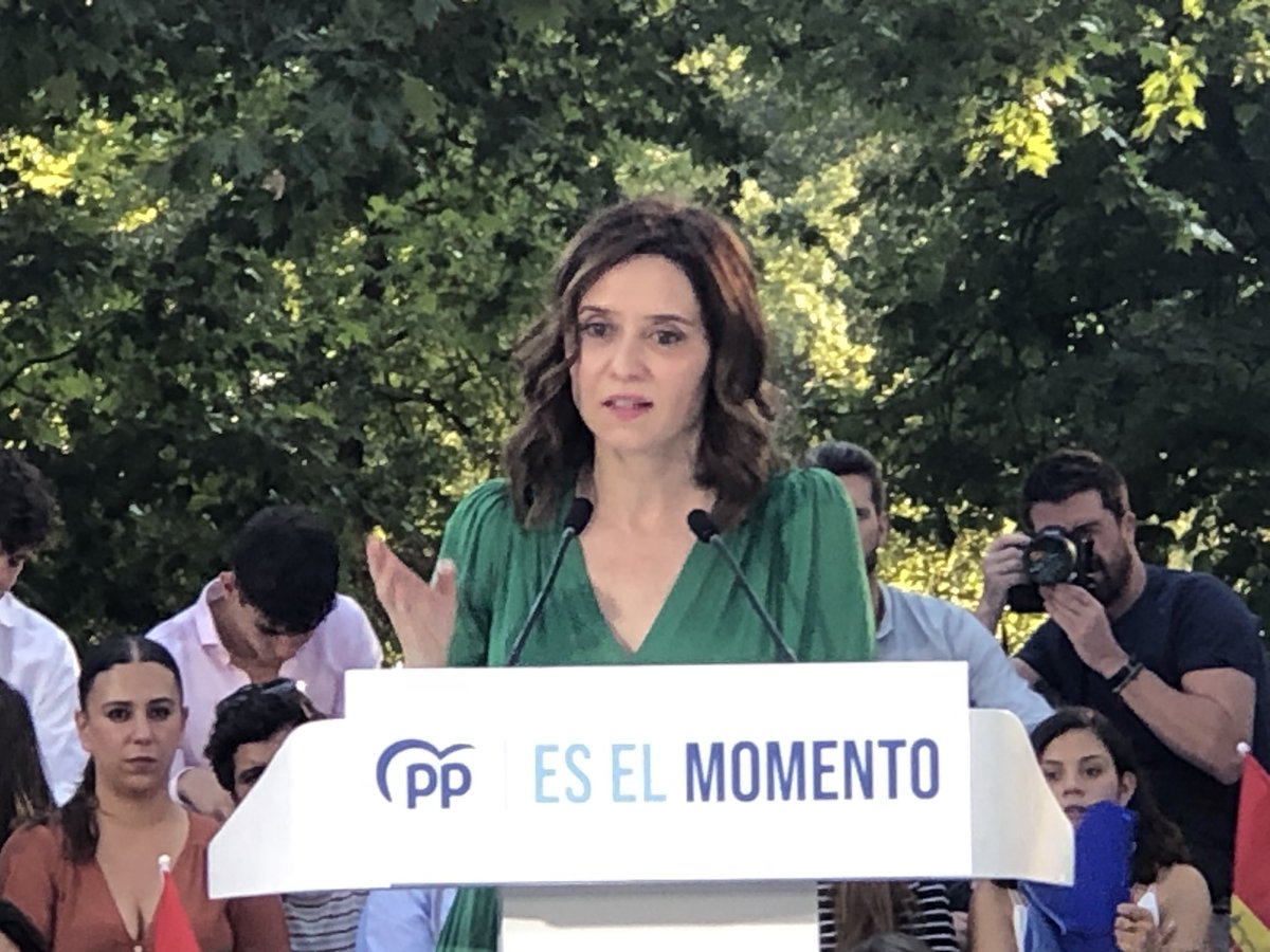 PPSLN's tweet photo. Acompañando a @NunezFeijoo 🔝 e @IdiazAyuso junto a @asensiomar y 35 vecinos de 💙🤍💙#SevillalaNueva convencidos es #EsELMomento
🙏🏼Este domingo #23j es muy importante ir a votar por las políticas y gestión de @ppopular 
#VotaPP #VotaFeijóo https://t.co/R0WmbZxV3c