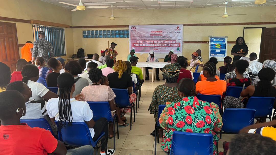 tdssalone's tweet photo. Today in one of d electoral violence hotspots in Bombali District,d #ProDEF project funded by UKaid and implemented by TDS-SL, SLAJ & IRN organized a meeting wit youths 2 discuss drivers, triggers of electoral violence and collaboratively identify violence mitigation strategies. https://t.co/umgDnIqaNv