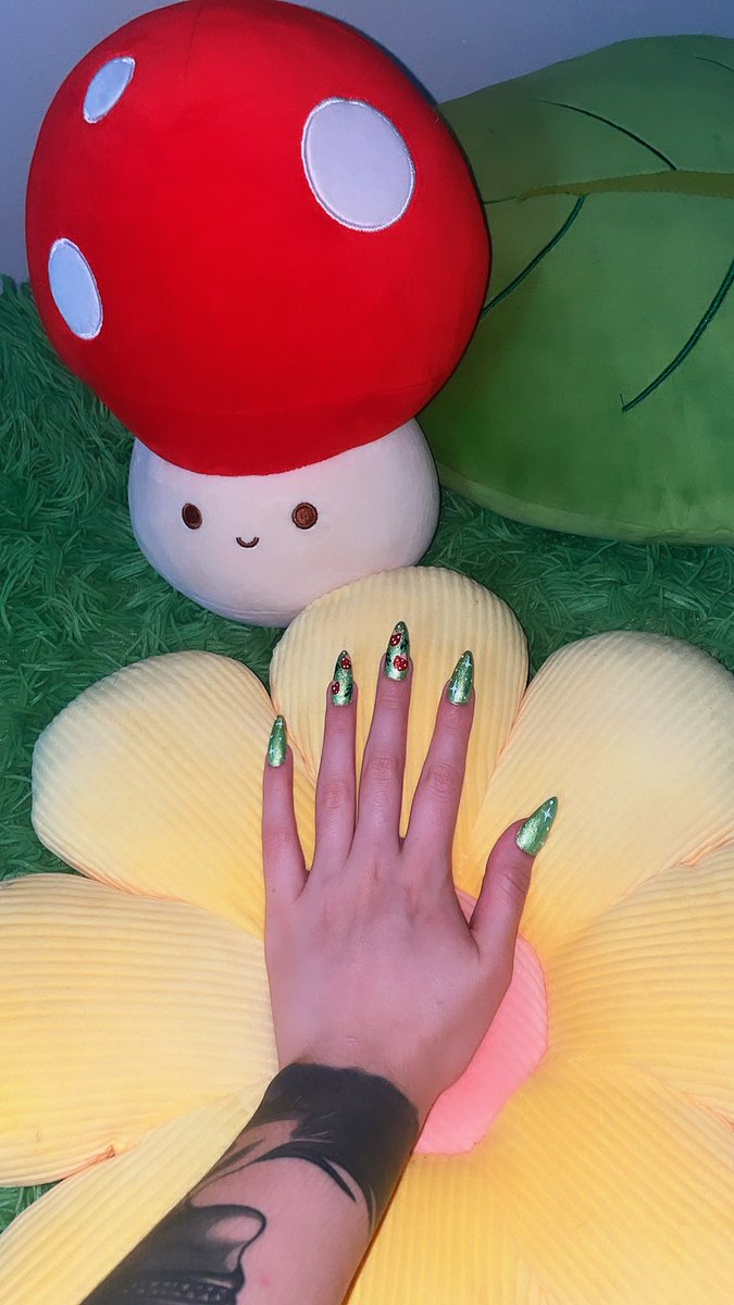 witchybitch1111's tweet photo. Cottage core nails🌿🍄✨ https://t.co/XrCtSam4qK