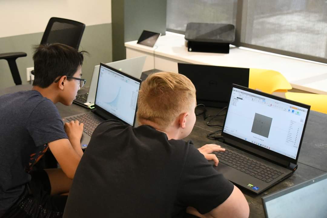 liftcentralil's tweet photo. 📸☀️Summer Camp Snaps☀️ 📸

Pictured are students from the "The 3D World: 3D Modeling &amp; Printing" camp.

In this camp, Middle School students from around the region have been able to use 3-D AutoCAD software to create 3-D objects and they have also learned how to use 3-D printers https://t.co/KMxwQHpeL0