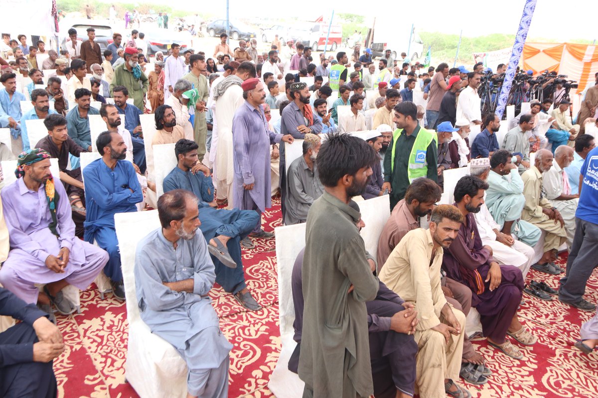 M_YousufJI's tweet photo. امیرجماعت اسلامی @ji_zilashumali و چئیرمین @TMCNewKarachi محمد یوسف  جماعت اسلامی @alkhidmatKHI کے تحت 2022کے سیلاب زدگان کے لیے گوٹھ امام بخش گوندربولاڑی گڈاپ ٹاؤن ملیر میں قائم الخدمت ماڈل ولیج کے افتتاحی تقریب سےخطاب کررہےہیں۔اس موقع پر @NaeemRehmanEngr ،نوید علی بیگ ،راشد قریشی، سومار برفت و دیگر ہمراہ موجود ہیں