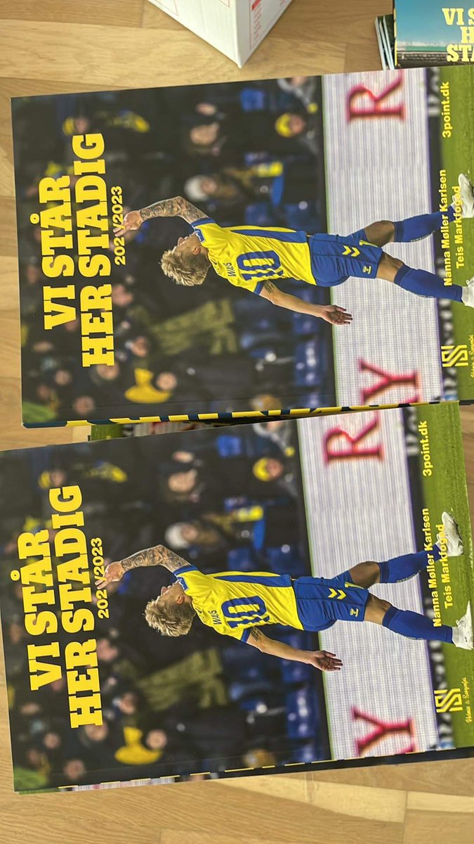Den her sag er landet fra trykkeriet i dag. Når lige ud til alle købere inden kickoff søndag. Skal du have en med? Køb den her: helminsorgenfri.dk/vare/vi-står-h… <a href="/nannasoph/">nanna 3point.dk</a> <a href="/3pointdk/">3point.dk</a>
