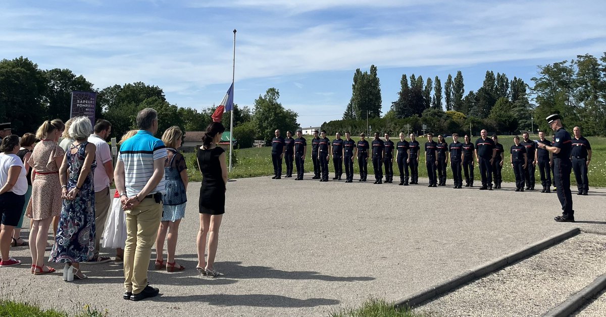 SDIS39's tweet photo. [Hommage]

⚫️Cet après midi, les agents du @Sdis39 ainsi que les #SPV en formation ont écouté la lecture du message du Ministre de l’intérieur @GDarmanin par le Colonel @CyrilFournier39 en hommage à la Caporale Labarre. 

@sdis18 @Prefet39 @PompiersFR @SecCivileFrance @udsp_39 https://t.co/Owlv9srSXu