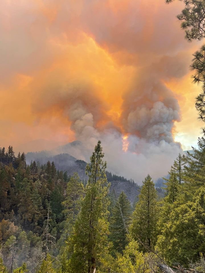 HotshotWake's tweet photo. The Flat Fire in Oregon is now 15,200+ acres. 

The fire has gone Type 1. 

Currently there are 34 crews and 8 helicopters on scene. 

Thanks to the subscriber that shared this 📷. 🙏🍻
#orfire #wildfire #orwx https://t.co/s4pAculzAv