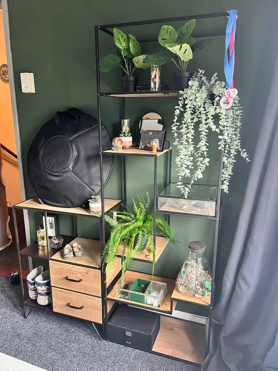 kimskinskipster's tweet photo. Een tijd geleden was ik deze slaapkamer muur beu. Had daar een schuine spiegel(sieradenkast) staan en thats it. Nu twee kasten er neer gezet en aan het #decoreren geslagen. Ben er blij mee๐๐ฅฐ https://t.co/IjaUYaHQeI