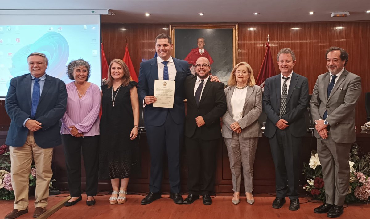 AdrianViejo's tweet photo. En el día de ayer defendí mi tesis doctoral. 
Muchas gracias a todos los que de una manera u otra me habéis acompañado durante estos años de trabajo y sacrificio. Lo conseguimos. 
#sobresalientecumlaude #doctorenderecho #mencióninternacional #derechopenal https://t.co/eLv29rNsWj