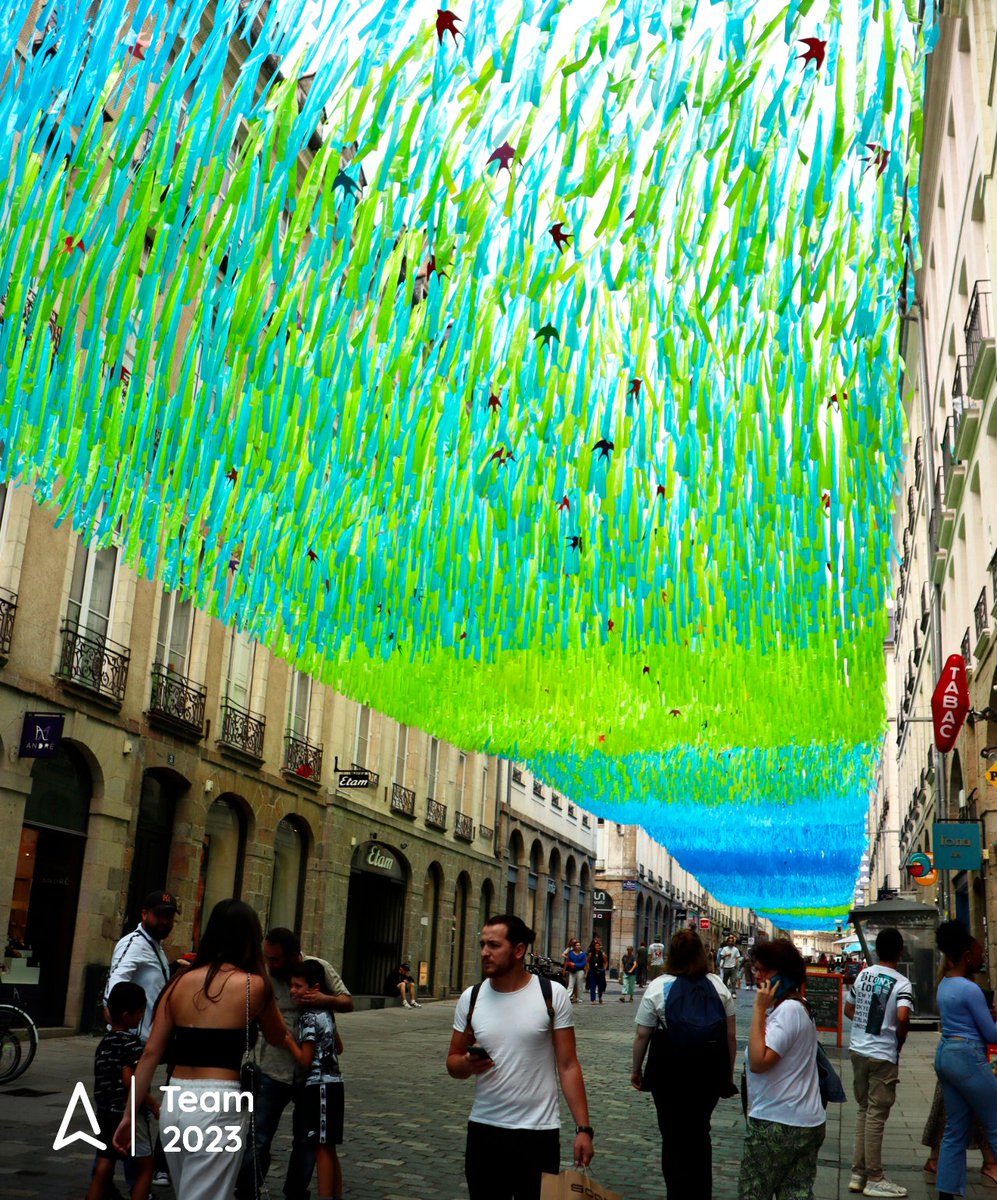 Vous cherchez l'agence Addviso ? 👀 Vous nous trouverez juste au-dessus de ce joli ciel coloré. Les rennais l'ont sûrement déjà vu. Ce dispositif a été installé début juillet pour lutter contre la chaleur. Et nous avons la chance d'en profiter tous les jours. 🌞