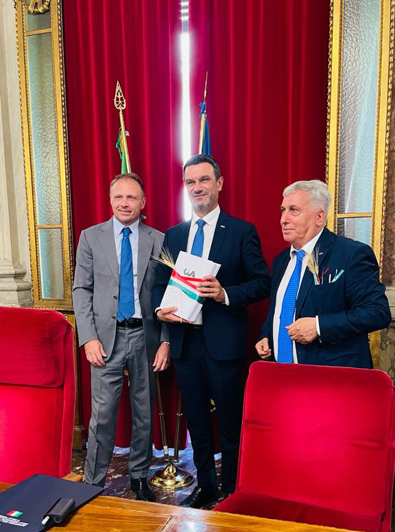 Cia_Agricoltura's tweet photo. Al #Masaf la battaglia #Cia salva-#grano italiano🌾
Incontro con il ministro @FrancescoLollo1 per la delegazione guidata dal presidente #Fini 👨‍🌾🇮🇹
Sul tavolo 51 mila firme e dossier. Incassati i primi risultati✅
Leggi tutto 👉 https://t.co/Yzu2lXEjCA https://t.co/fpkLshuPVb