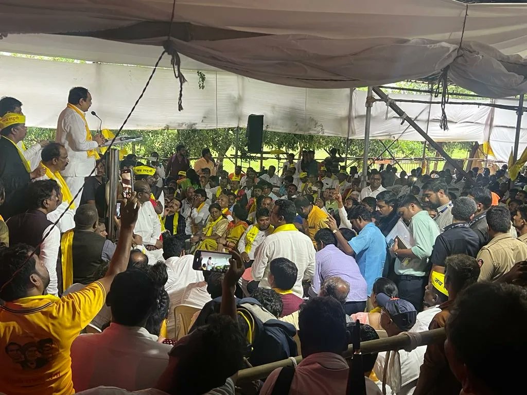 Jayant_R_Patil's tweet photo. सकल मातंग समाज (महाराष्ट्र राज्य) यांच्या वतीने मातंग समाजाच्या विविध प्रश्नांसाठी पुणे ते मुंबई अशी दवंडी यात्रा काढण्यात आली होती. या दवंडी यात्रेची सांगता आझाद मैदानात सभेच्या माध्यमातून झाली. यावेळी दवंडी यात्रेच्या सांगता सभेस उपस्थित राहिलो व उपस्थितांना संबोधित केले. 

आज मातंग समाजाचे अनेक प्रश्न प्रलंबित आहेत. मात्र हे सरकार त्या प्रश्नांकडे दुर्लक्ष करत आहे. मातंग समजाला आरक्षण मिळावे अशी अनेक वर्षांची मागणी आहे. मात्र त्याबद्दल गांभीर्याने विचार केला जात नाही. राष्ट्रवादी काँग्रेस पक्षाने वंचित समाजाला पुढे आणण्याचा विचार केला. त्यांच्या प्रश्नांसाठी पक्ष उभा राहिला. यापुढेही आमचा पक्ष सर्व समाज घटकांच्या प्रश्नांसाठी झटत राहील अशी ग्वाही जमलेल्या कार्यकर्त्यांना दिली.

@NCPspeaks