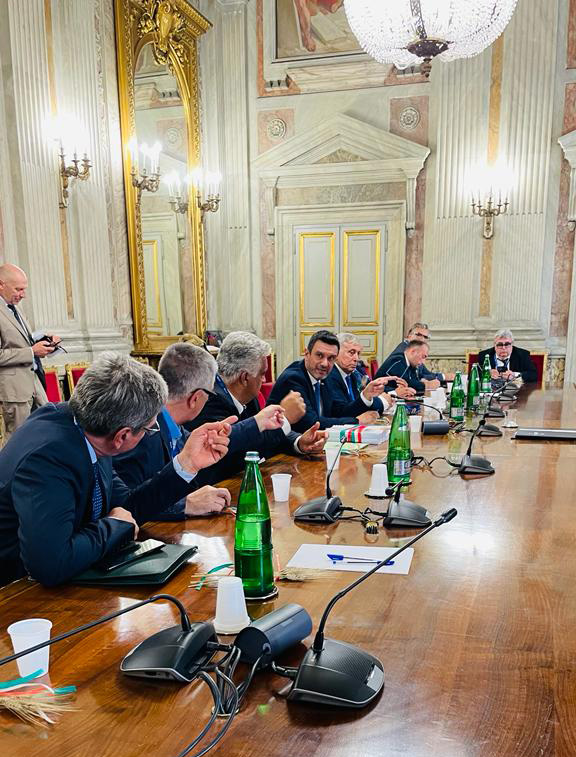 Cia_Agricoltura's tweet photo. Al #Masaf la battaglia #Cia salva-#grano italiano🌾
Incontro con il ministro @FrancescoLollo1 per la delegazione guidata dal presidente #Fini 👨‍🌾🇮🇹
Sul tavolo 51 mila firme e dossier. Incassati i primi risultati✅
Leggi tutto 👉 https://t.co/Yzu2lXEjCA https://t.co/fpkLshuPVb